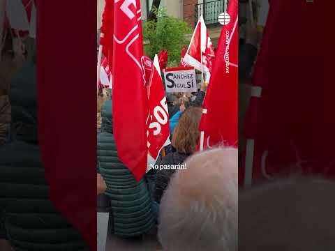 Multitudinaria manifestación en la sede del PSOE en apoyo a Pedro Sánchez: Estamos contigo #PSOE