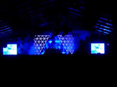 Daft Punk Live @ Coachella - 04.29.2006 (crowd footage)