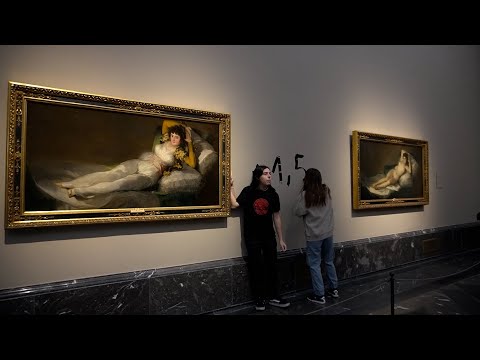 Dos activistas se pegan a los marcos de 'Las Majas' de Goya en el Museo del Prado