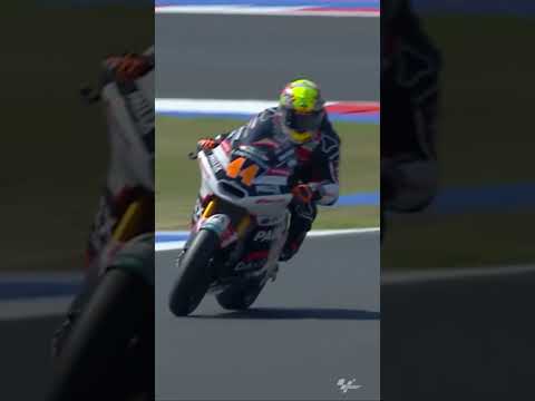 ¡SALVAJADA!  Arón Canet evitando una caída segura... ¡Genio! #SanMarino  #MotoGP