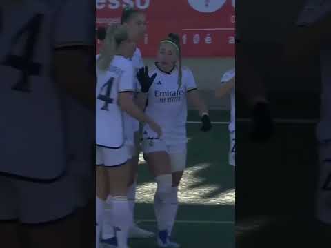 ¿Y lo bonitos que son los golpeos de primeras? El GOLAZO de Claudia Zornoza para el Real Madrid