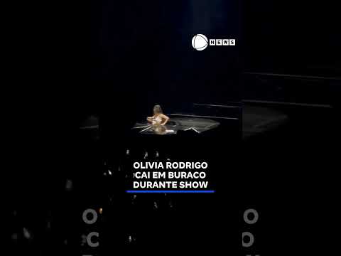 Cantora Olivia Rodrigo cai em buraco durante show.  #RecordNews #shorts