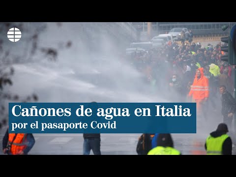 La policía italiana dispersa con cañones de agua las protestas contra el pasaporte Covid obligatorio