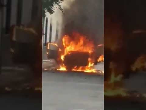 Un auto se incendia en el medio de la calle en Santiago de Cuba y los bomberos no aparecen