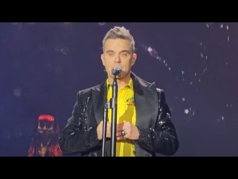 Elle était quelqu'un comme vous : Robbie Williams rend hommage à une fan morte lors de son derni