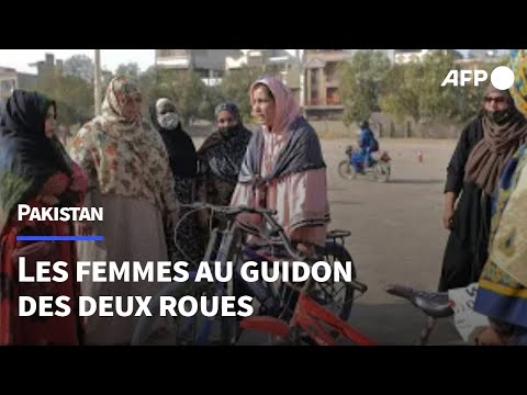 Pakistan: des femmes au guidon de motos bravent les traditions | AFP