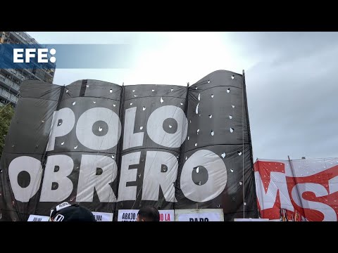 Manifestantes se congregan en el Congreso argentino durante debate sobre la 'ley ómnibus'