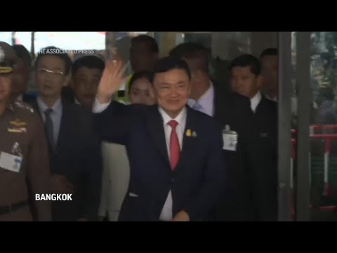 Thaksin Shinawatra, ex primer ministro tailandés, llega a Bangkok tras regresar del exilio.