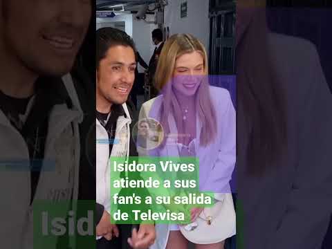 Isidora Vives atiende a sus fan's a su salida de Televisa