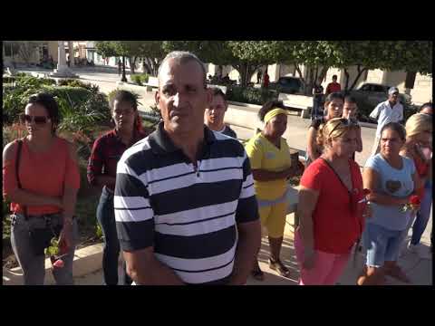 Reciben carné de militantes del PCC destacados trabajadores de  Manzanillo