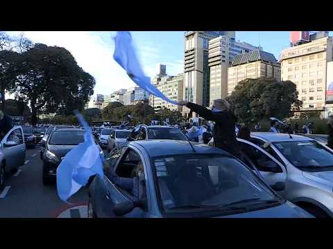 Miles de argentinos omiten distanciamiento y le hacen 'banderazo' al Gobierno