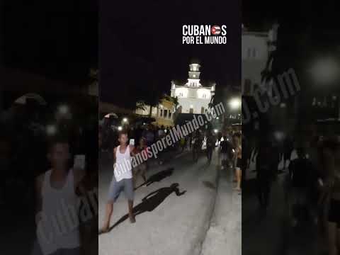 Cubanos anoche se manifestaron el el santuario de El Cobre en Santiago de Cuba