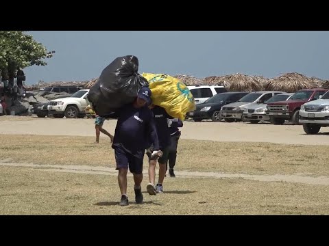 Beach Day celebrated in Venezuela with collective trash cleanup