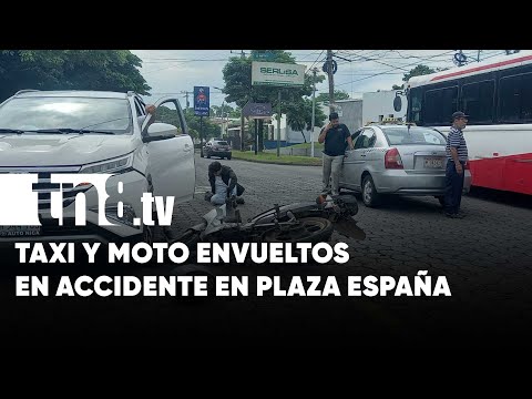 Taxi de Managua impacta a un motorizado que andaba de compras