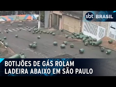 Após caírem de caminhão, botijões quase provocam grave acidente em SP | SBT Brasil (22/03/24)