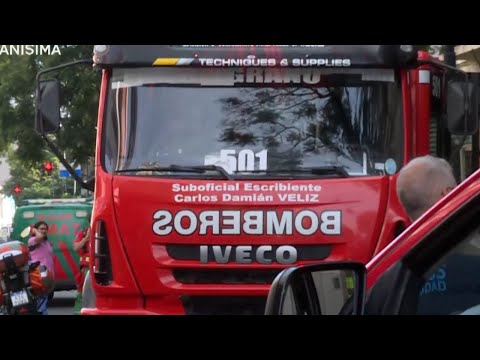 INCENDIO EN EL EDIFICIO DE LUZUTV: Los bomberos trabajan en el lugar