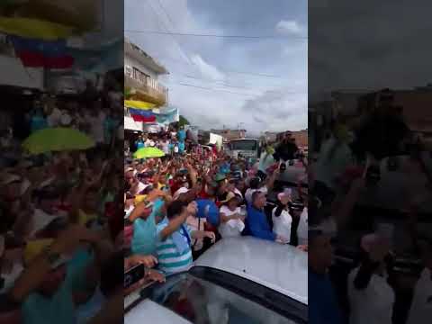 Maria Corina arraza con el chavismo en las calles con el pueblo