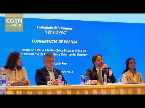 El presidente uruguayo Lacalle Pou concede una conferencia de prensa en Beijing
