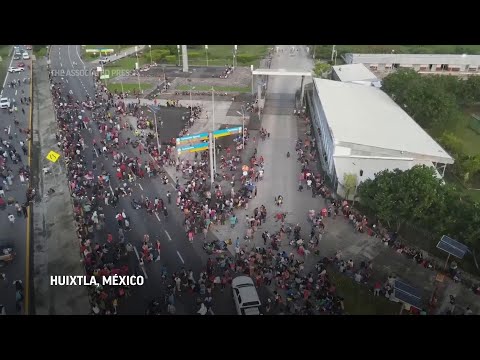 Migrantes bloquean aduana en la frontera sur de México para presionar por permisos migratorios