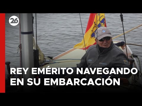 Graban al Rey Emérito de España navegando en su embarcación