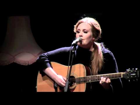 Adele live at the Tabernacle (London): chatting + playing "Daydreamer"