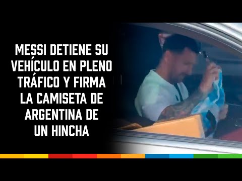 Messi detiene su vehículo en pleno tráfico y firma la camiseta de Argentina de un hincha