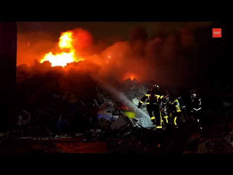 Bomberos trabajan en la extinción de un incendio de una chatarrería en Leganés
