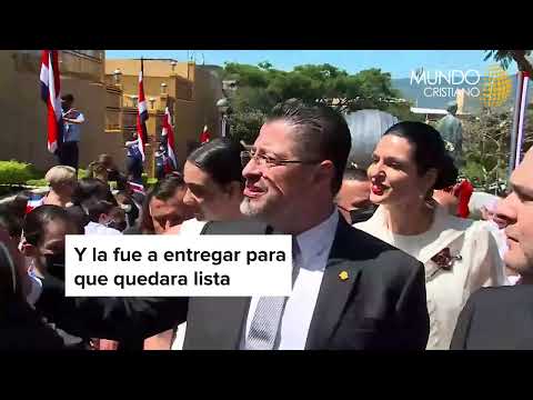 Presidente de Costa Rica juró sobre una Biblia