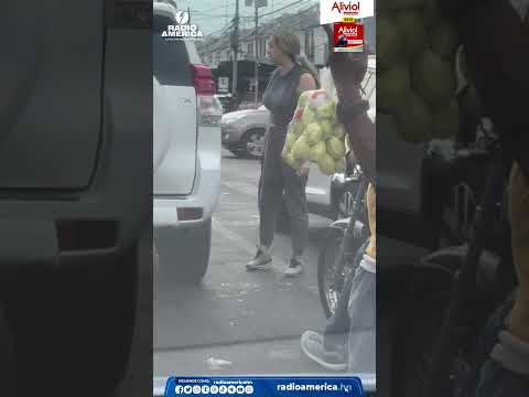 Mujer amenaza con su pistola a limpiador de vidrios en bulevar de Tegucigalpa