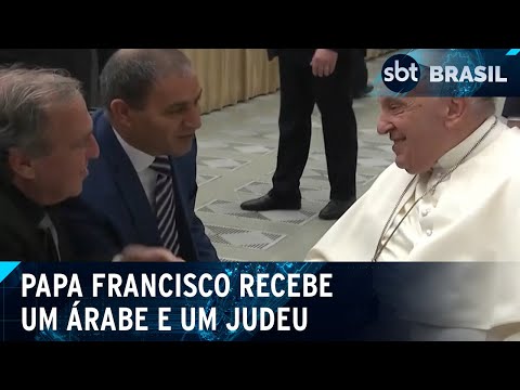 Um árabe e um judeu que perderam suas famílias encontram o Papa| SBT Brasil (26/03/24)