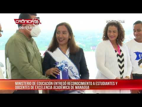 Entregan reconocimientos a los mejores estudiantes y docentes de Managua - Nicaragua