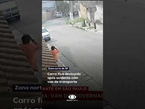 Um acidente entre um carro e uma van deixou o veículo completamente destruído #shorts