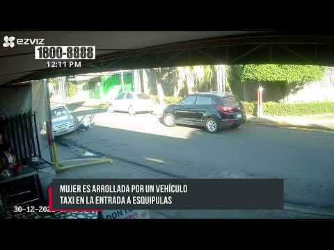 ¡Fijate mujer! Atropellada por taxi al ir despistada en Managua - Nicaragua