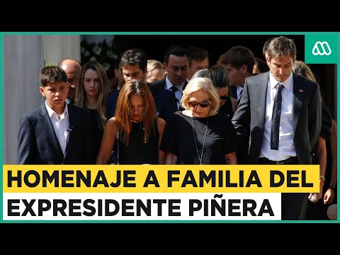 Familia de expresidente Piñera recibe Bandera como homenaje | Ceremonia completa