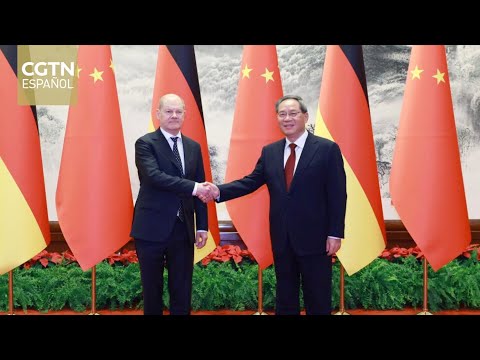 El primer ministro chino dialoga con el canciller alemán