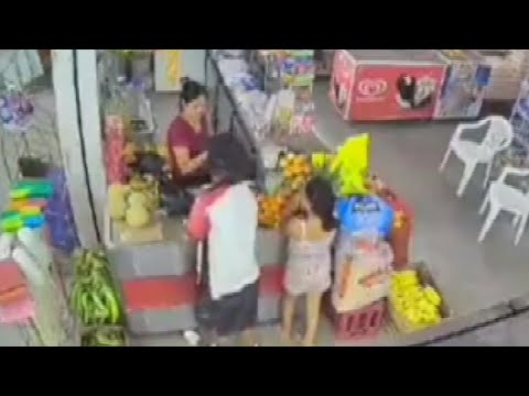 Cámaras de seguridad capta a sujeto manoseando a una niña en un local comercial