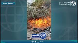 رجل يوثق حادثة غريبة على حافة النهر