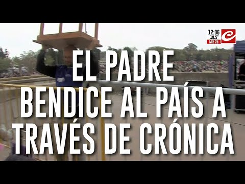 Así el padre bendijo al país a través de Crónica, en la procesión de la Virgen de San Nicolás