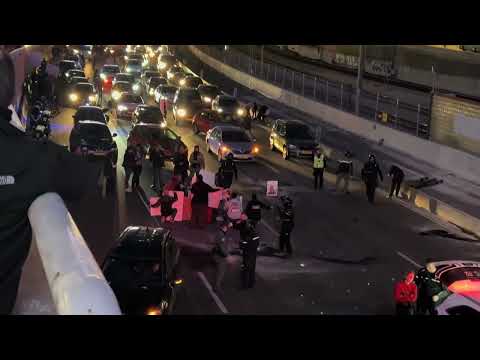 Israël: des manifestants bloquent une autoroute pour demander la libération des otages