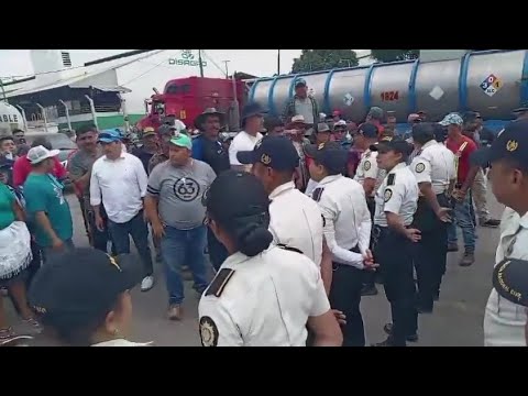 MAXIMA TENSION AGENTES PNC VS MANIFESTANTES BUSCAN LIBERAR PASO EN PUERTO BARRIOS GUATEMALA