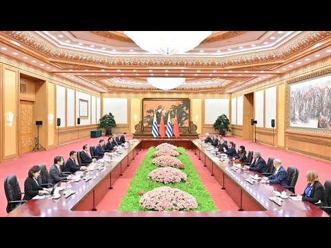 Xi Jinping mantiene conversaciones con el presidente uruguayo