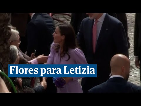 Reciben con vítores y flores de colores a los Reyes en Cádiz por el IX Congreso de la Lengua Español