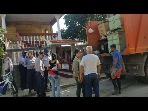 Policía DESALOJA a familia en La Habana, CUBA