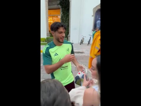 RAÚL JIMÉNEZ firmando autógrafos previo al partido vs VALENCIA