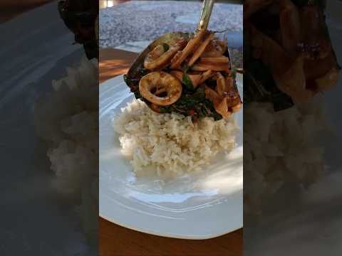 กระเพราปลาหมึกราดข้าวผัดกระเพ