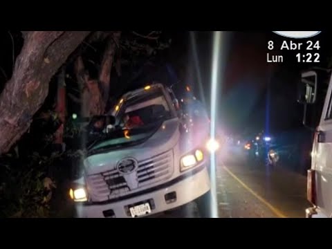 Mujer quedo atrapada en la cabina de un camión tras impactar contra un árbol