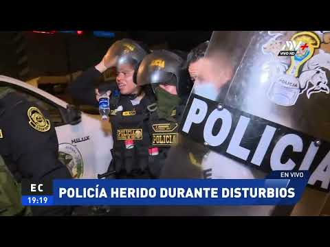 Civiles ayudan a evacuar a policía herido durante manifestación en el Centro de Lima