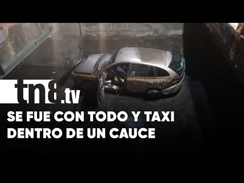 Taxista ebrio se precipita con todo y vehículo a un cauce en Managua - Nicaragua