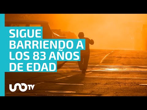 Con 83 años, José Sánchez es una persona de la tercera edad que sigue limpiando las calles de Toluca