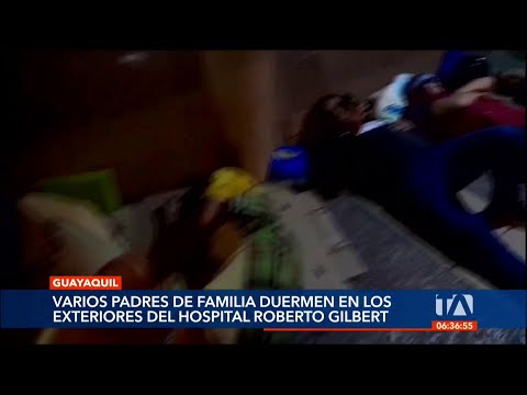 Padres de familia duermen en los exteriores de un hospital buscando atención médica